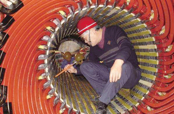 西安泰富西瑪電機(jī)吳高治、劉長安、張衛(wèi)華榮獲西安市勞動(dòng)模范榮譽(yù)稱號。