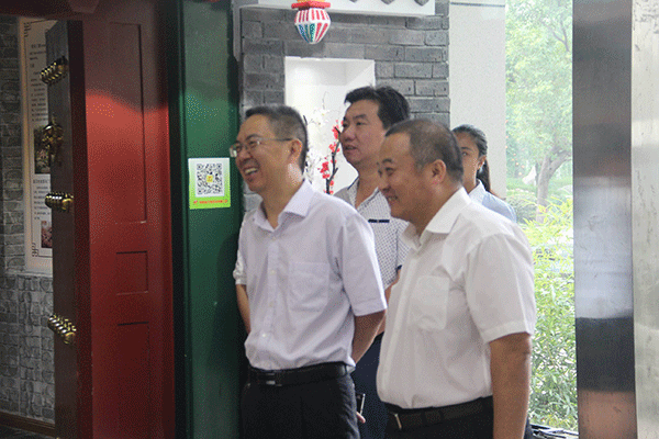 河南沁陽市委副書記薛勇帶領沁陽企業(yè)考察團來西瑪電機參觀訪問。