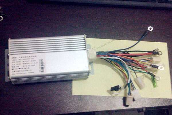 Z2直流電機(jī)控制器的安裝過程分享。